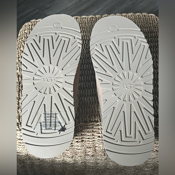 Womens size 9 UGG Tazz Sand color - Picture 7 of 8